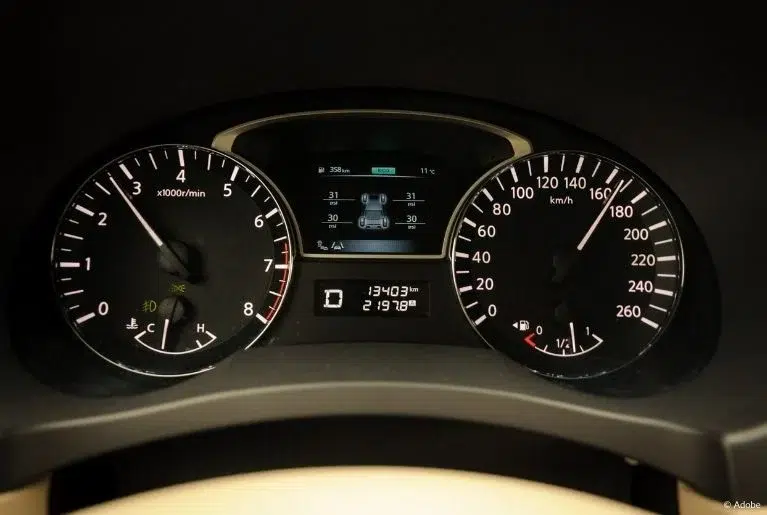 A dashboard of a Nissan Altima. The vehicle is driving at about 170 km per hour.