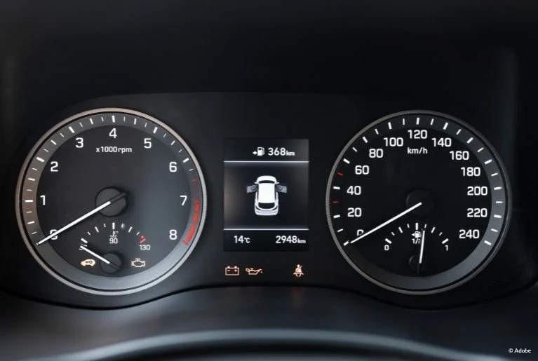 A Hyundai dashboard and speedometers. The battery light, oil lamp, and seatbelt light are on. The dashboard shows 368km left until an empty gas tank, 14 degrees Celsius and 2948 km driven.