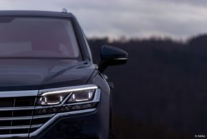 A black Volkswagen Atlas's driver side headlight.